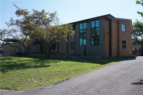 Backyard, Exterior, Facade, Brick Facade, Modern