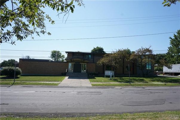 Exterior, Facade, Modern