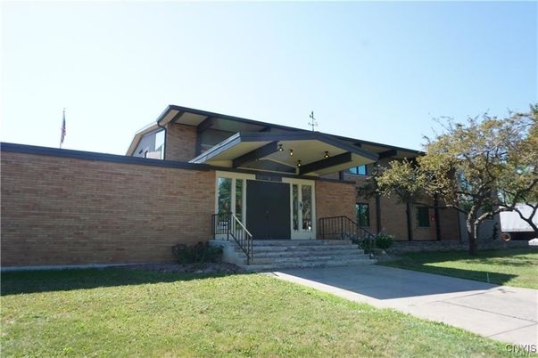 Exterior, Facade, Brick Facade, American Craftsman