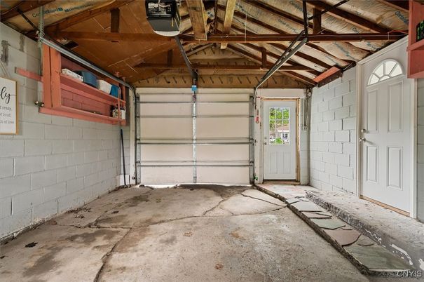 Garage, Interior, Wooden Beams