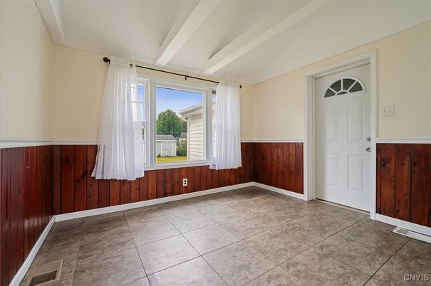 Empty room, Interior