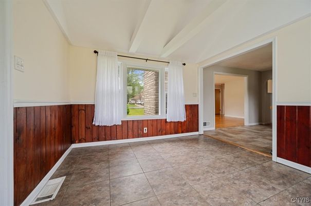 Empty room, Interior