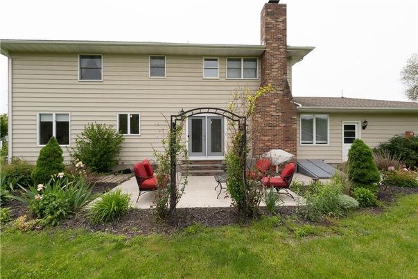 Exterior, Facade, Split Level