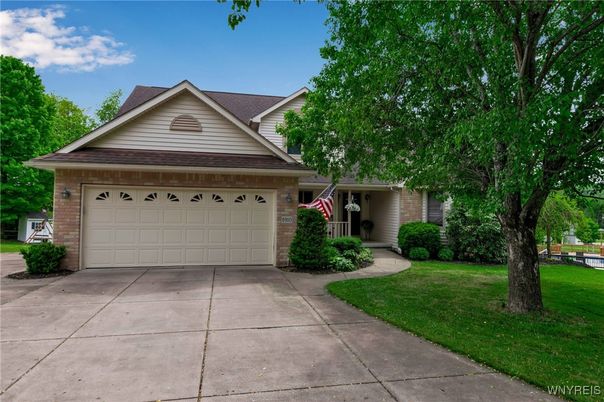 Attached, Exterior, Facade, American Craftsman