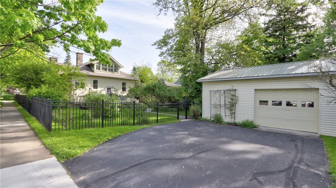 Detached Garage, Exterior