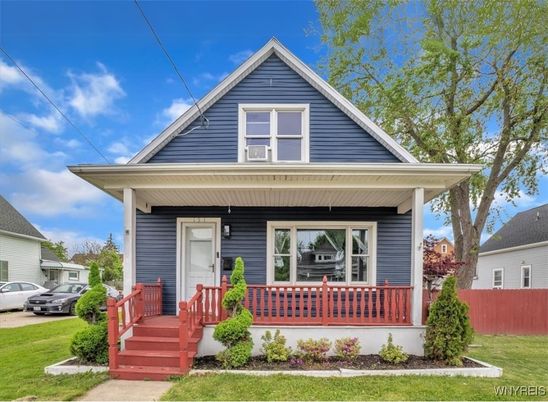 Exterior, Facade, Queen Anne Victorian