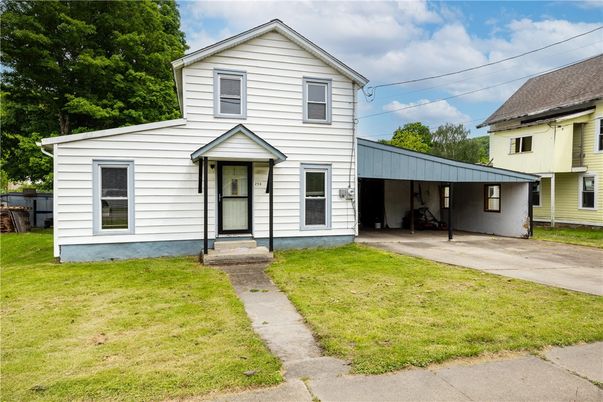 Exterior, Facade, Farmhouse