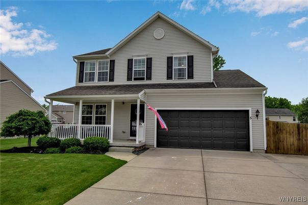 Attached, Exterior, Facade, American Craftsman