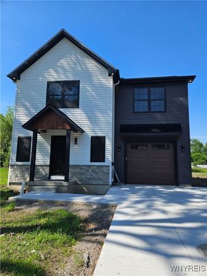Attached, Exterior, Facade, Farmhouse
