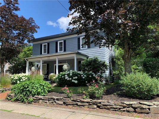 Exterior, Facade, American Foursquare