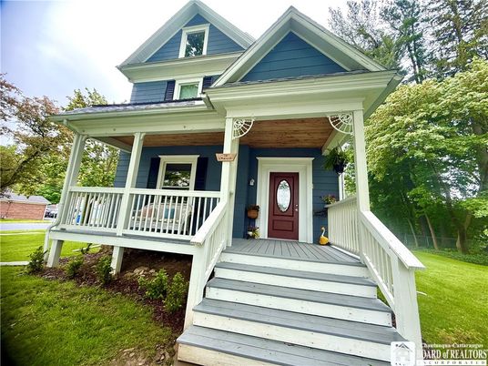 Exterior, Facade, Queen Anne Victorian