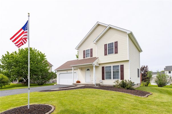 Attached, Exterior, Facade, Farmhouse