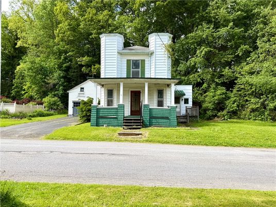 Attached, Exterior, Facade, Queen Anne Victorian