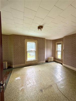 Empty room, Interior