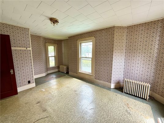 Empty room, Interior