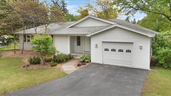 Attached, Exterior, Facade, Ranch