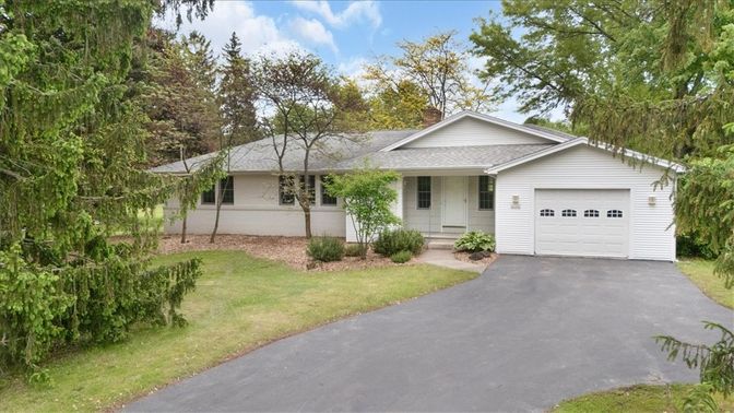 Attached, Exterior, Facade, Ranch