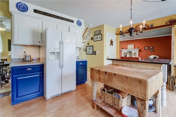 Chandelier, Interior, Kitchen, Wood Texture Flooring