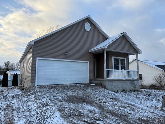 Attached, Exterior, Facade, American Craftsman