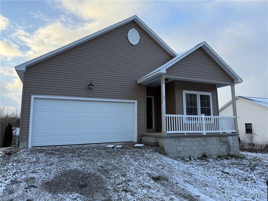 Attached, Exterior, Facade, American Craftsman