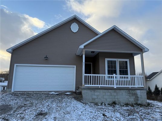 Attached, Exterior, Facade, American Craftsman