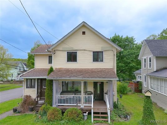Exterior, Facade, Queen Anne Victorian