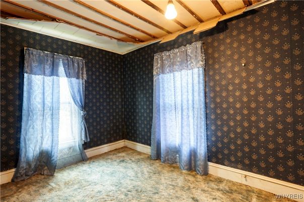Empty room, Interior