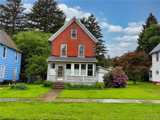Exterior, Facade, Brick Facade, Queen Anne Victorian