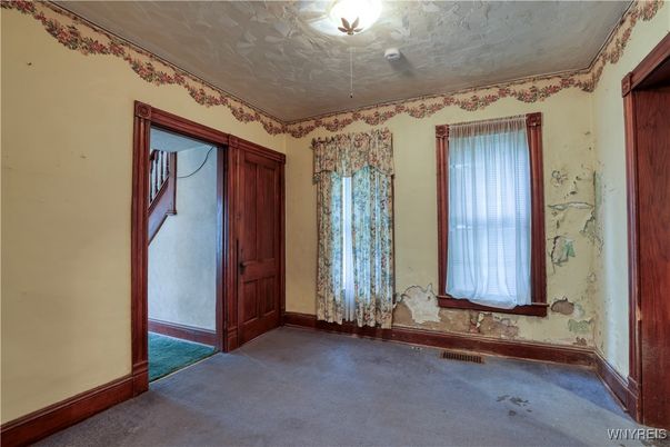 Empty room, Interior