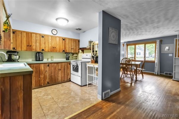 Dining room, Interior, Kitchen, Washer, Wood Texture Flooring