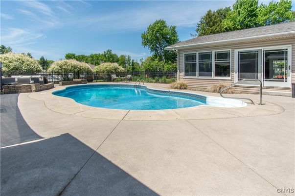 Exterior, Pool