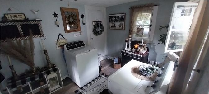 Interior, Washer, Wood Texture Flooring