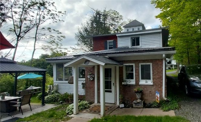 Exterior, Facade, Brick Facade, American Foursquare