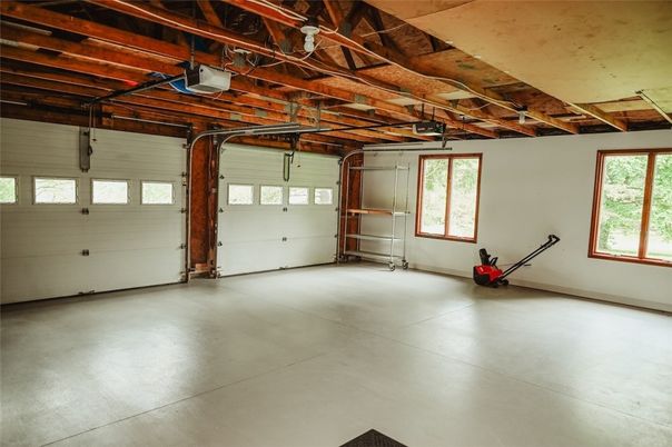 Garage, Interior, Wooden Beams