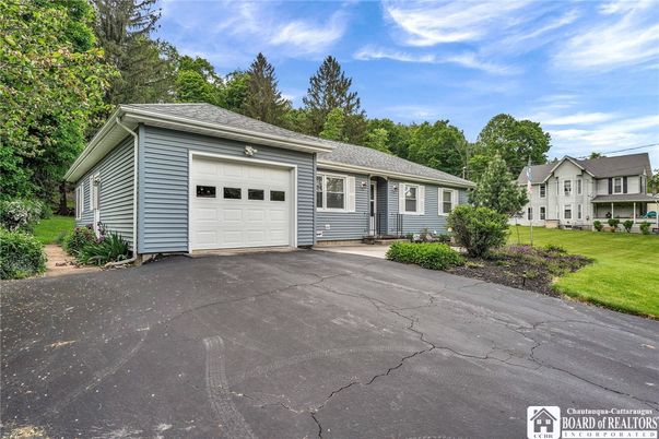 Attached, Exterior, Facade, Cape Cod