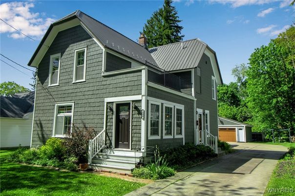 Exterior, Facade, Queen Anne Victorian