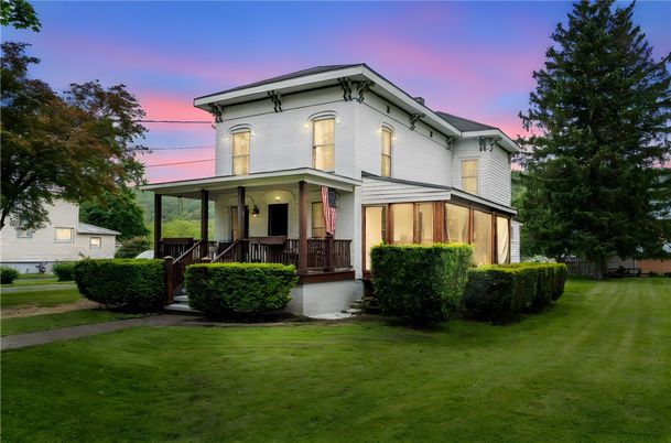 Backyard, Exterior, Facade, American Foursquare