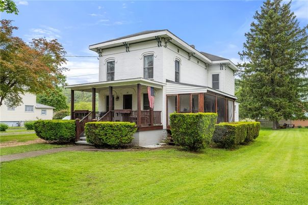 Backyard, Exterior, Facade, Queen Anne Victorian