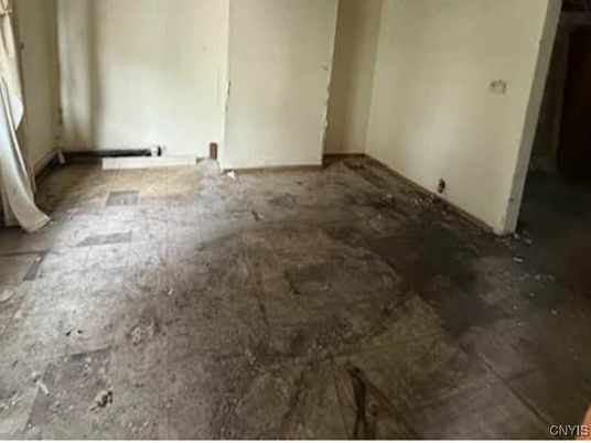 Empty room, Interior