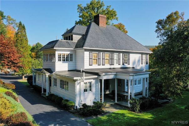 Exterior, Facade, Queen Anne Victorian