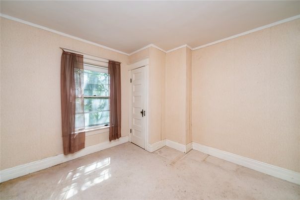 Empty room, Interior