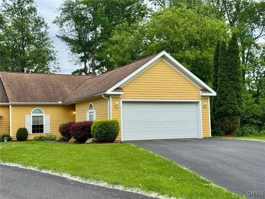 Attached, Exterior, Facade, Ranch