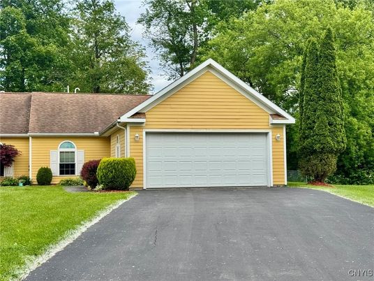 Attached, Exterior, Facade, Ranch