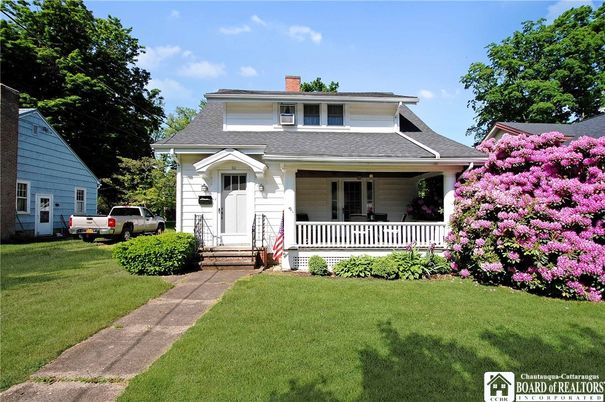 Exterior, Facade, American Foursquare