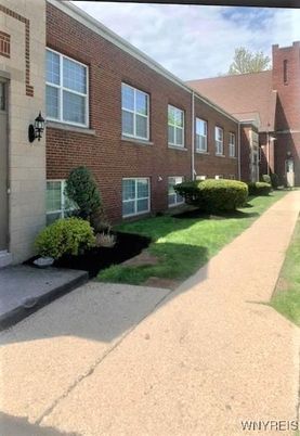Exterior, Facade, Brick Facade, Rowhouse