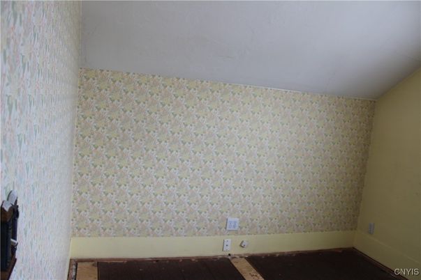 Empty room, Interior