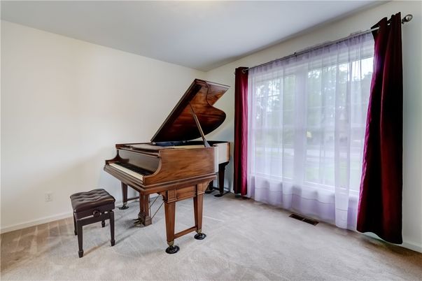 Interior, Piano