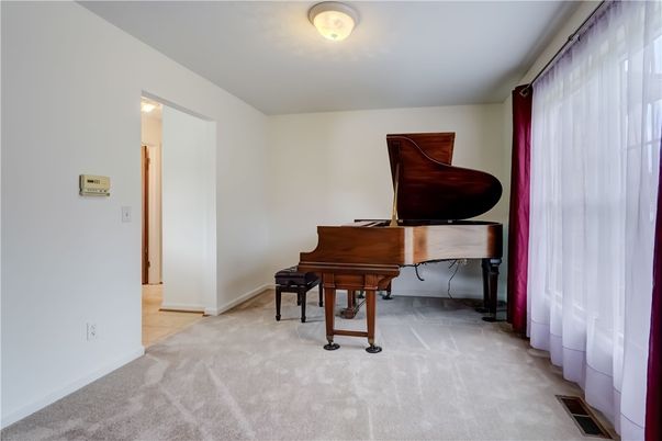 Interior, Piano