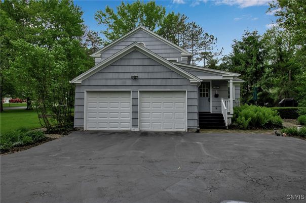 Attached, Exterior, Facade, American Craftsman