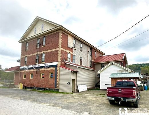 Exterior, Facade, Brick Facade, Queen Anne Victorian